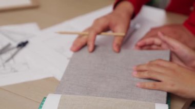 Yavaş çekim kapanış mimarı ve iç mimar. İç mekan tasarımı için tekstil malzemesi ve renk paletinden sunum yapıyor. Müşteri denetimi ve denetimine dayalı. Değiştirilmiş