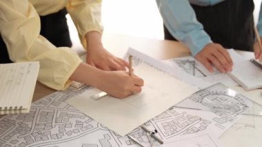 Mimari ve güvenlik mühendisi, modern ofiste doğruluk için mimari belge ve ölçüm aracına dizüstü bilgisayardaki inşaat ayrıntılı planlarını yazar. - Yakın çekim. Tanımlama.