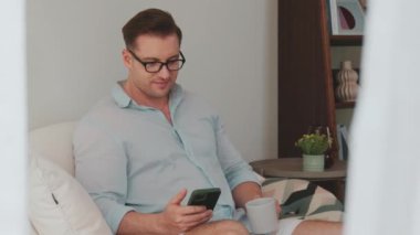 Elinde kahve fincanı olan orta yaşlı bir adam telefon arama verilerini kullanarak kanepeye oturur, çocukları iyi bir baba ya da eğlence olarak yetiştirir. İşadamı teknolojiyi kolaylık için kullanır. Uyumsuzluk.