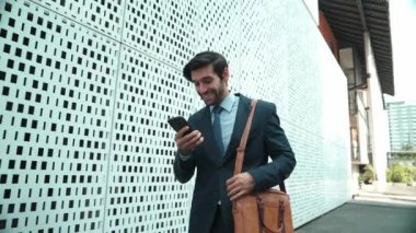 İş adamı telefonla ve neşeyle dans ederek müdürle konuşuyor. Yatırımcı iyi haberler alır, terfi alır, telefondan başarılı bir iş bulur ve aşırı sevinç hisseder. Sevinçli..