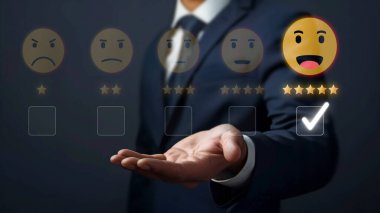 İş adamı müşteri memnuniyet değerlendirmesi verilerini analiz eder ve hizmet kalitesini artırmaya çalışır. Müşteri memnuniyeti ve sadakatini arttırmak için koz değerlendirmeleri. FaaS