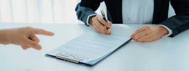Şirket avukatının ya da hukuk bürosundaki avukat servisinin yardımıyla balyayla ilgili sözleşme imzalama belgesi. İşletme yatırımı ve yasal işlemlerin tamamlanması. Kurnaz.