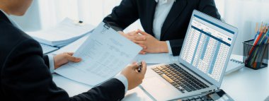 Kurumsal muhasebeci takımı, vergi iadesini hesaplamak ve en yüksek seviyeye çıkarmak ve finansal performans tabanını finansal verilere göre geliştirmek için dizüstü bilgisayar üzerinde muhasebe yazılımı kullanır. Modern iş muhasebesi. Kurnaz.