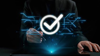 İş adamı, QC ve QA standartlarının karşılandığından emin olmak için katı kalite güvencesi protokolleri uyguluyor. Kalite güvencesi ile sertifikalı ürün mükemmelliğine ulaşmak. Kullanıcı Kimliği