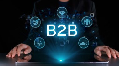 İş adamı B2B peyzajında geziniyor, iş-iş bağlantılarını geliştirmek için kullanım teknolojisi kullanıyor. B2B etkileşimini yeniden şekillendiren keşifler, iş-iş stratejilerinde yenilikleri yönlendiren araçlar. Kullanıcı Kimliği