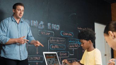 Afrikalı akademik öğrenci robot tamir ederken ya da araba modeli yapısını öğrenirken zeki beyaz kız programlama sistemi. Mühendislik eğitimi alan yetenekli, mutlu bir genç. Yaratıcı eğitim. Öğretim.