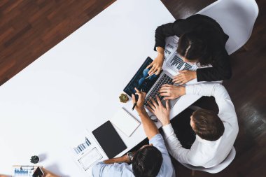 Bir grup ofis çalışanı ve iş adamı iş mali veri analizi üzerinde çalışıyor. Müşteri tasarımı için düzenlenebilir boş arkaplan toplantı tablosu olan boş alan. Tedbirli