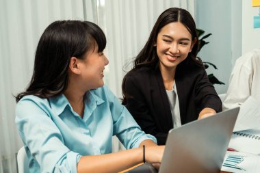 Ofis masasındaki finansal veri raporlarını analiz eden çeşitli bir grup iş analisti. Stratejik pazarlama planlaması için iş istihbarat analizine göre grafikler ve grafikler.