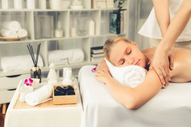 Kafkasyalı kadın müşteri stres önleyici spa masajının keyfini çıkarıyor ve lüks otel ya da oteldeki gündüz açık ortam güzellik salonunda güzellik teniyle eğleniyor. Sessiz.