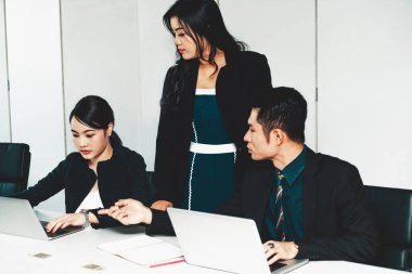 Grup toplantısındaki iş adamları iş arkadaşlarıyla ofiste çalışıyorlar. Şirket iş yeri konsepti. uds