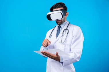 Doktor mavi arkaplana bakarken sanal gerçeklik gözlüğü takıyor. Laboratuvar önlüklü profesyonel doktor başvuru formunu tutarken VR gözlüğü kullanıyor. Sapma.