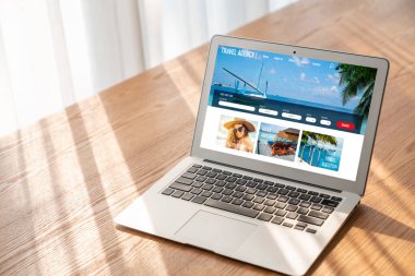 Model arama ve seyahat planlama için internet sitesi uçuş, otel ve tur rezervasyonları için anlaşma ve paket sunuyor