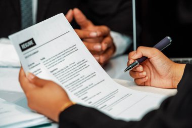 İnsan Kaynakları Müdürü sorgu odasında çalışan bir adayın özgeçmişine bakıyor. İş başvurusu, işe alım ve işçi alma konsepti. uds