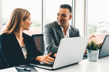 İş adamı yöneticisi, modern işyerinde çalışan bir iş kadınıyla görüşmede. Kurumsal iş adamları konsepti. uds