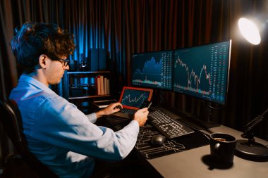 Akıllı telefonlara odaklanan genç tüccar ile piyasa stoku grafiğindeki dizüstü bilgisayarla Neon Light Modern Ofis 'teki gerçek zamanlı ekranları karşılaştırıyor. Dinamik döviz kurunu analiz etme kavramı. Toplayıcı.