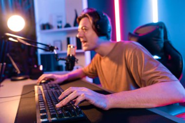 Kazanmak için çevrimiçi oyun oynayan akıllı flama makinesinin sunucu kanalı, neon ışıklı odada seçilen takım yarışması için izleyicilerle birlikte canlı yayında canlı yayında kulaklık takıyor. Bireysel.