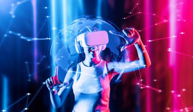 Siberpunk neon ışıklı kadın, beyaz VR kulaklık takıyor ve metaevreleri birbirine bağlayan kolsuz tişört, gelecekteki siber uzay topluluğu teknolojisi, parmaklarını 3D küresel resim hologramına odaklıyor. Halüsinasyon.