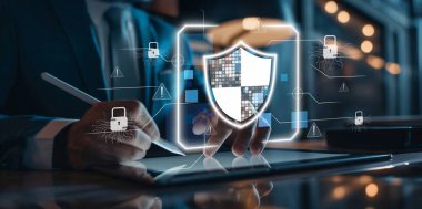 İş adamı siber güvenliğin özünü keşfeder. Siber koruma yöntemlerini, siber tehditleri derinlemesine araştır ve siber güvenlik duruşunu destekle. Siber Güvenlik Çağı EIDE 'de gezinmek için gerekli