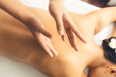 Kapalı alan kadın müşteri stres önleyici spa masajını yapmaktan zevk alıyor ve lüks otel ya da oteldeki gündüz açık hava güzellik salonunda güzellik teniyle eğleniyor. Sessiz.