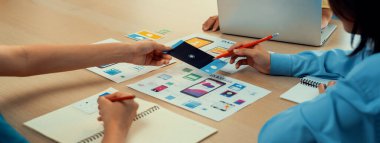Mobil uygulama ya da web sitesi için kullanıcı arayüzü prototipi planlayan yeni başlayan şirket çalışanlarının panorama pankartı. UX UI tasarımcı beyin fırtınası kullanıcı dostu arayüz planı. Sinerjik