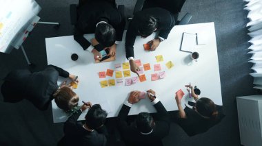 Çeşitli iş adamlarının pazarlama fikirlerini yazmaları ya da yapışkan notları not almaları. Toplantı odasında, profesyonel yönetici grup finansal planının beyin fırtınası yapıyor. Müdürlük.