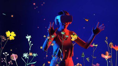 Sanal neon çiçekleriyle etkileşime giren güzel Asyalı kadın mavi arka planda kelebek yeni neon çiçeklerini üflemek için çalıyor. 3D polen grafik yüzen meta bahçe dünyası. Halüsinasyon.