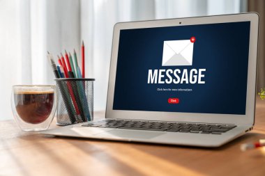 Bilgisayar ekranında rahatça görünen e-posta bildirim iletisi. Dijital pazarlama iletisi bilgi metni iş dünyasından müşteriye