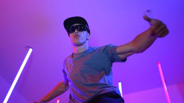 Beyaz dansçının gösterişli gözlükler taktığı ve break dans yaptığı alçak açılı kamera. Çekici adam kendinden emin bir şekilde kameraya bakarken enerjik bir performans ve hareket gösterdi. Mutluluk.