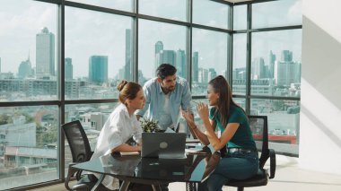 Yetenekli iş adamlarından oluşan bir grup pazarlama planı hakkında fikir paylaşıyor. Profesyonel iş ekibi birlikte çalışıyor, tartışıyorlar, toplantı masasında dizüstü bilgisayarla konuşuyorlar, şehir manzaralı belgeler hazırlıyorlar. İzleme