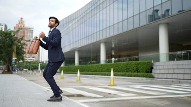 Başarılı bir iş adamı ayakta durarak satışların artmasını kutluyor. Mutlu proje yöneticisi ya da lider başarılı bir projeyle gurur duyuyor, terfi alıyor, iş buluyor. Aşırı sevinç ve mutluluk. Sevinçli..