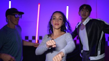 Farklı sokak dansçıları partilerde neon ışıklarıyla şehir pop müziğine taşınırken erkekler süslü gözlükler takıyor. Çekici hipster kameraya bakarken dans eder ya da pratik yapar. Mutluluk.