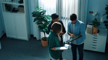 Beyaz iş kadını yürür ve toplantı odasında ayakta dururken finansal grafiği kullanarak iş planı sunar. Yatırımcı pazarlama stratejisi hakkında konuşup duruyor. Cemaat.