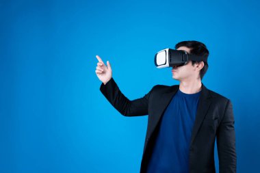 VR kulaklık takan profil işadamı ilginç mavi arkaplanlı fütüristik analitik iletişim teknolojisi sanal gerçekliğini izole etmek için metaevreleri birbirine bağlamaya çalışıyor. Entrika.