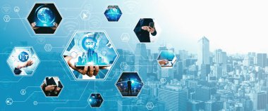 İletişim teknolojisi, akıllı bağlantı IOT ve insan ağ teknolojisi kavramı. Güvenli internet ağına ve bulut hesaplama sunucusuna bağlanmak için bağlantı aygıtı kullanan insanlar vexel
