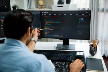 Bilgisayarda veri yazılım geliştirme satırlarını gösteren akıllı bilişim geliştiricisi, modern ofiste çalışan hedef müşteriye gösterilen uygulama programı güncelleme çevrimiçi web sayfası sistemi yaratıyor. Tahmin et..