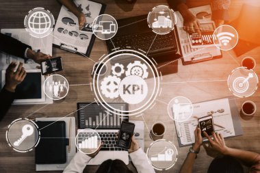 KPI İş Konsepti Performans Göstergesi - KPI yönetimi için iş hedefi değerlendirme sembolleri ve analitik numaralar gösteren modern grafik arayüzü. uds