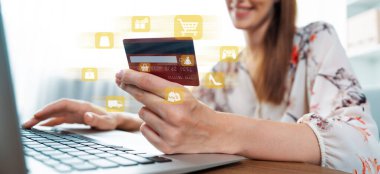 Çiçekli gömlek giyen, elinde kredi kartı olan şık bir müşteri online bir platform seçiyor. Açık e-ticaret uygulaması nakitsiz teknoloji alışveriş envanteri kullanırken akıllı tüketiciler dizüstü bilgisayar kullanıyor. Siber Nakit.