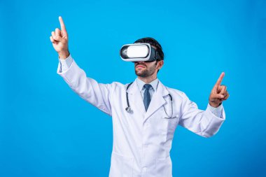 Kafkasyalı doktor ayakta dururken tıbbi verileri gösterip seçiyor. Meta-evreni veya görsel gerçeklik programını bağlamak için laboratuvar önlüğü ve sanal gerçeklik gözlüğü takan yakışıklı bir doktor. Teknoloji yeniliği. Sapma.