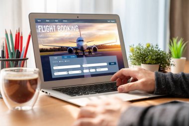 Online uçuş rezervasyon sitesi mod rezervasyon sistemi sağlar. Seyahat teknolojisi kavramı .