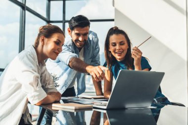 Bir grup mutlu iş adamı başarılı projelerini kutluyor. Profesyonel iş adamları modern ofisteki projeleriyle gurur duyuyorlar. Başarılı takım çalışması, mutlu iş arkadaşı, iş yeri. İzleme.