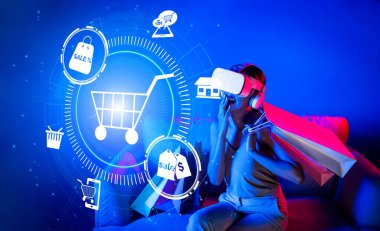 Akıllı kadın kanepeye oturmuş, VR kulaklık takıyor. Meta-evreni, gelecekteki siber uzay topluluk teknolojisini bağlıyor. Zarif kadınlar açık arayüzlü online mağaza ürünlerinden hoşlanırlar. Halüsinasyon.