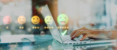 İş adamı müşteri memnuniyet değerlendirmesi verilerini analiz eder ve hizmet kalitesini artırmaya çalışır. Müşteri memnuniyeti ve sadakatini arttırmak için koz değerlendirmeleri. EIDE