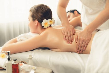 Kafkas çift müşterisi stres önleyici spa masajının keyfini çıkarıyor ve lüks otel veya oteldeki gündüz açık hava ortamında güzellik teniyle eğleniyor. Sessiz.