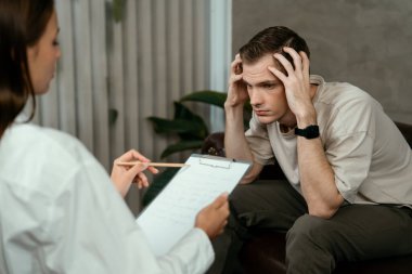 Stresli ve depresif bir hasta zihinsel hastalığı ve depresyonu olan psikiyatristten terapi sırasında yardım istiyor. Akıl sağlığı ve tıbbi bakım konsepti. Açılıyor