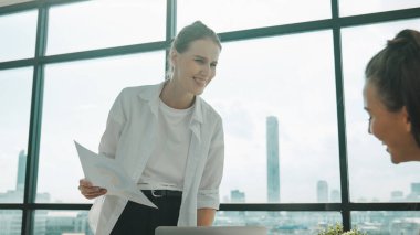 İşbirlikçi, zeki iş kadını iş stratejisini tartışıyor. Mutlu yönetici ve lider paylaşımı, beyin fırtınası, planlama, şehir manzaralı modern ofis pazarlama planı hakkında konuşmak. İzleme