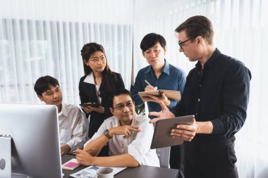 Bir grup farklı ofis çalışanı şirket ofis odasında stratejik iş pazarlama planlamasında birlikte çalışıyor. İş yeri konseptinde pozitif takım çalışması. Tedbirli