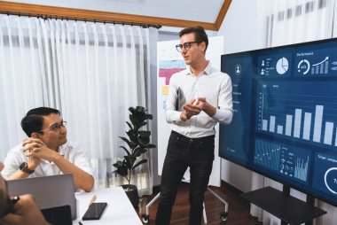 Ofiste sunum ya da analist ekibiyle toplantı odasında mali verileri analiz etmek için BI Fintech 'i kullanmak. İş adamları stratejik planlama için TV ekranında BI gösterge panelini inceliyor.