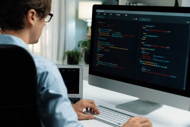 BT geliştiricisi, güncellenmiş sürüm uygulaması projesinde genel sistem oluşturmak için pc ve laptop ekran üzerinde yeni bir kod programı oluşturmak üzere çevrimiçi yazılım geliştirme bilgisi üzerinde çalışıyor. Bireysel.