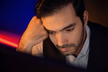 Piyasa verilerini ya da e-postalarını analiz eden sıkılmış işadamlarının, satış kanalı çevrimiçi ürünü üzerinde gecenin geç saatlerinde oluşturulan çevrimiçi ürün hazırlıklarına geri gönderdikleri portre. Tahmin et..