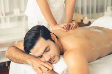 Kafkas erkek müşteri stres önleyici spa masajının keyfini çıkarıyor ve lüks otel veya oteldeki gündüz açık hava ortamında güzellik derisi eğlencesi ile şımartıyor. Sessiz.